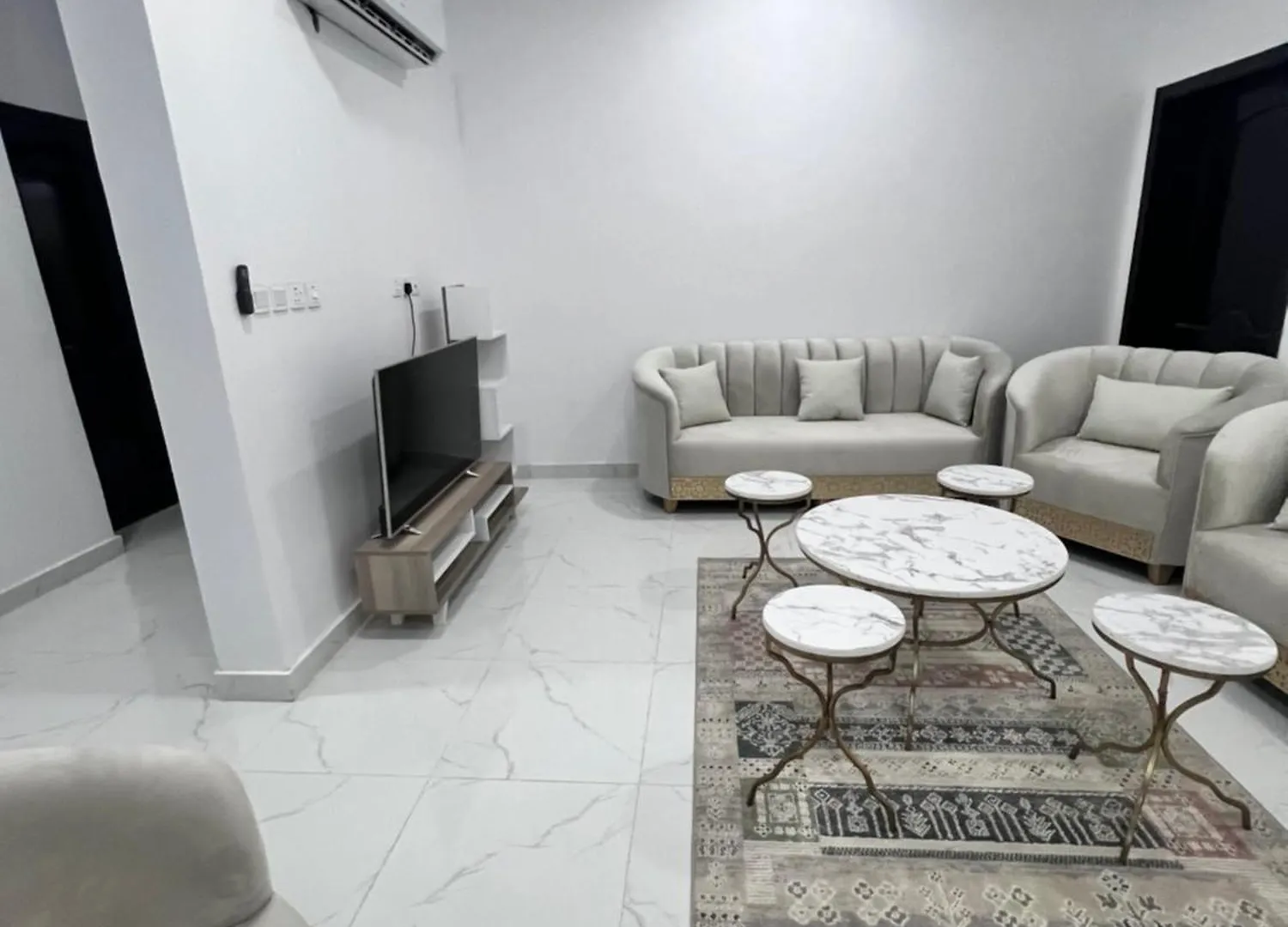 تالا للشقق المفروشه Madinah شقه با الكامل 3 غرف نوم وصاله ودورتين مياه وحوش مدخل مستقل Medína Apartmán