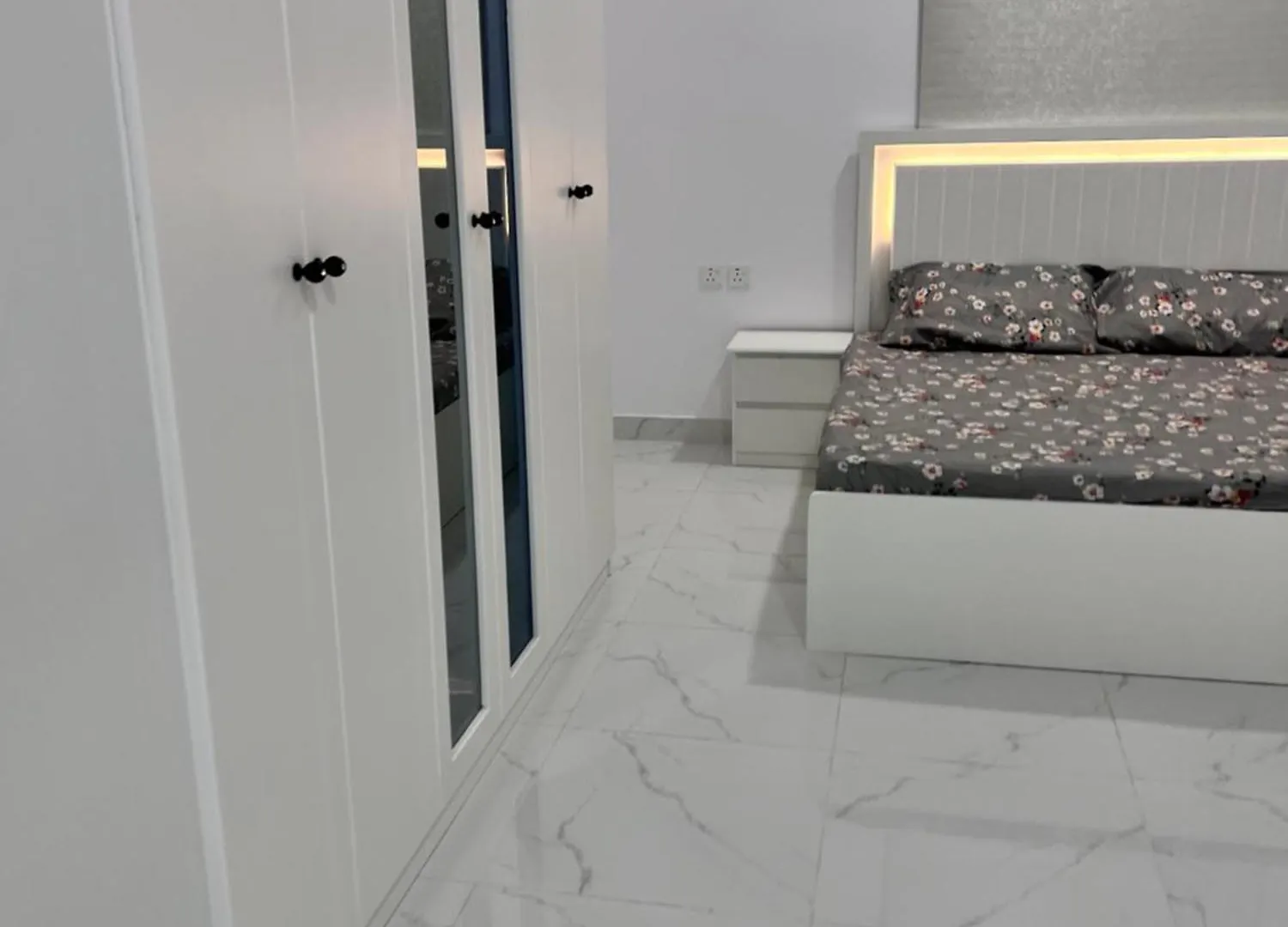 Apartmán تالا للشقق المفروشه Madinah شقه با الكامل 3 غرف نوم وصاله ودورتين مياه وحوش مدخل مستقل Medína